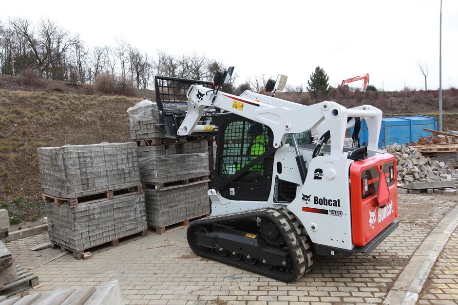 Bobcat T590 Tracked Loader - Image 3
